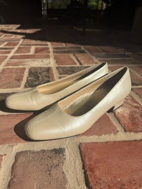 Trotters Women’s 9 Narrow Champagne Leather Pumps